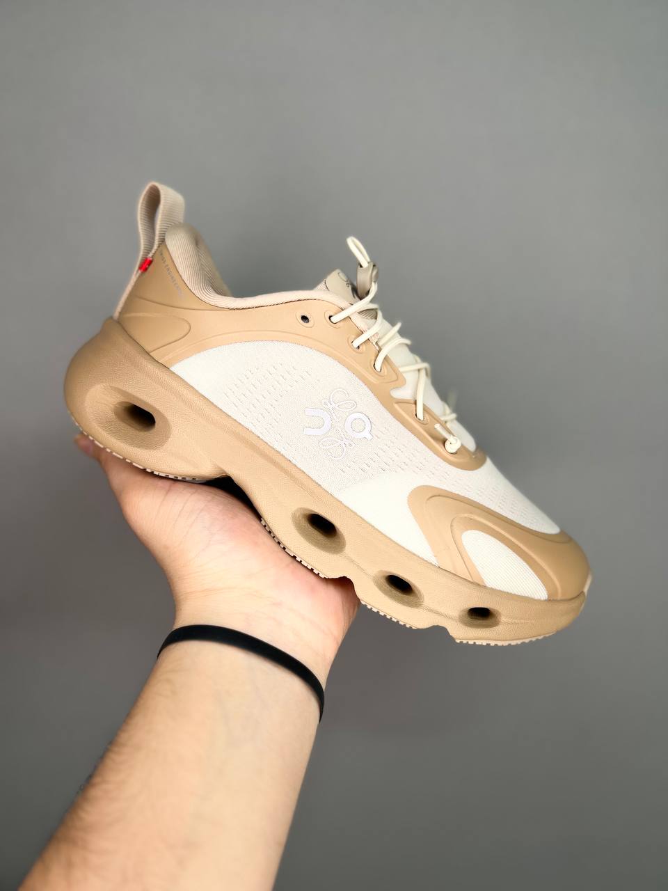 کتونی آن رانینگ لوئوه کلود سولو کرم بژ سایز 37 تا 40 ON RUNNING LOEWE CLOUD SOLO