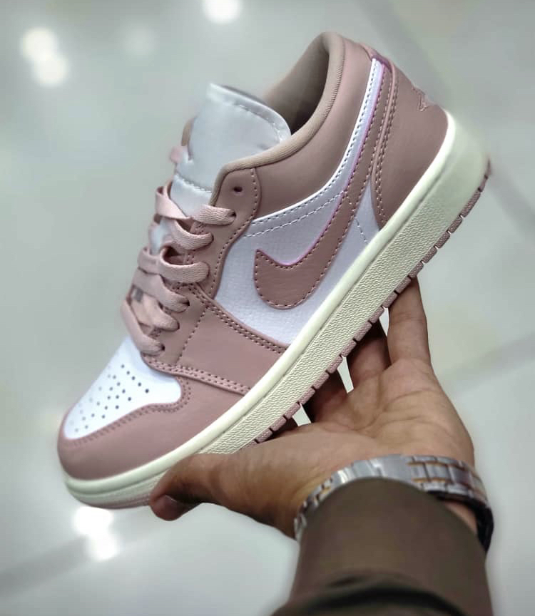 کتونی نایک ایر جردن  1 سایز 37 تا 40 صورتی سفید NIKE AIR JORDAN 1