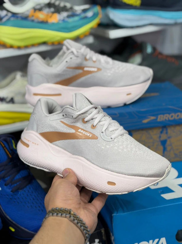 کتونی رانینگ بروکس گاست مکس سایز 36 تا 45 طوسی کرم بژ BROOKS GHOST MAX